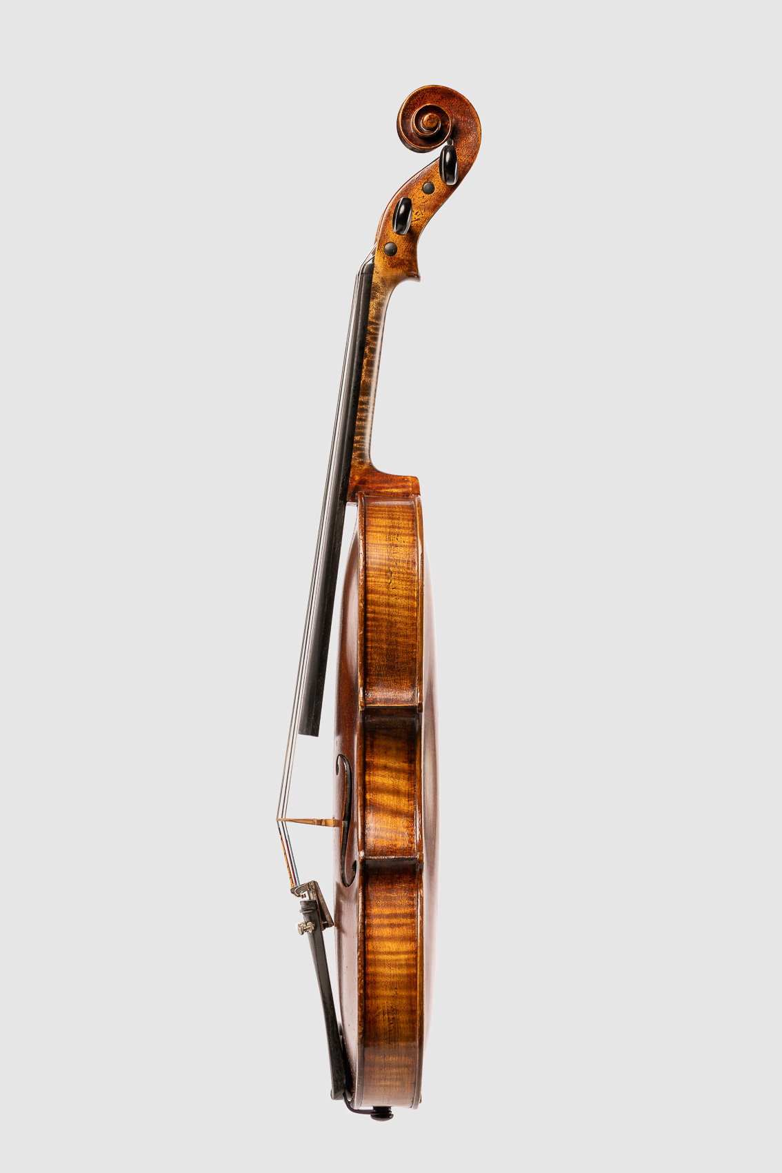 Geige bzw. Bratsche, Streichinstrumentes von der Seite. Freisteller, Packshoot.