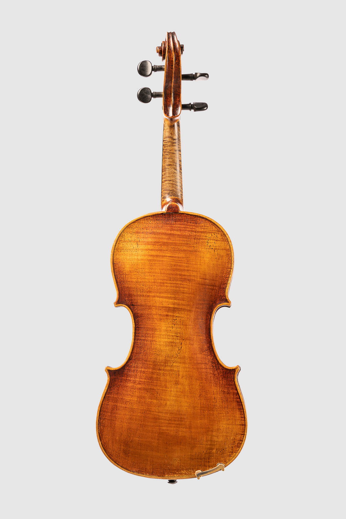 Geige bzw. Bratsche, Streichinstrumentes von hinten, von der Rückseite. Freisteller, Packshoot.