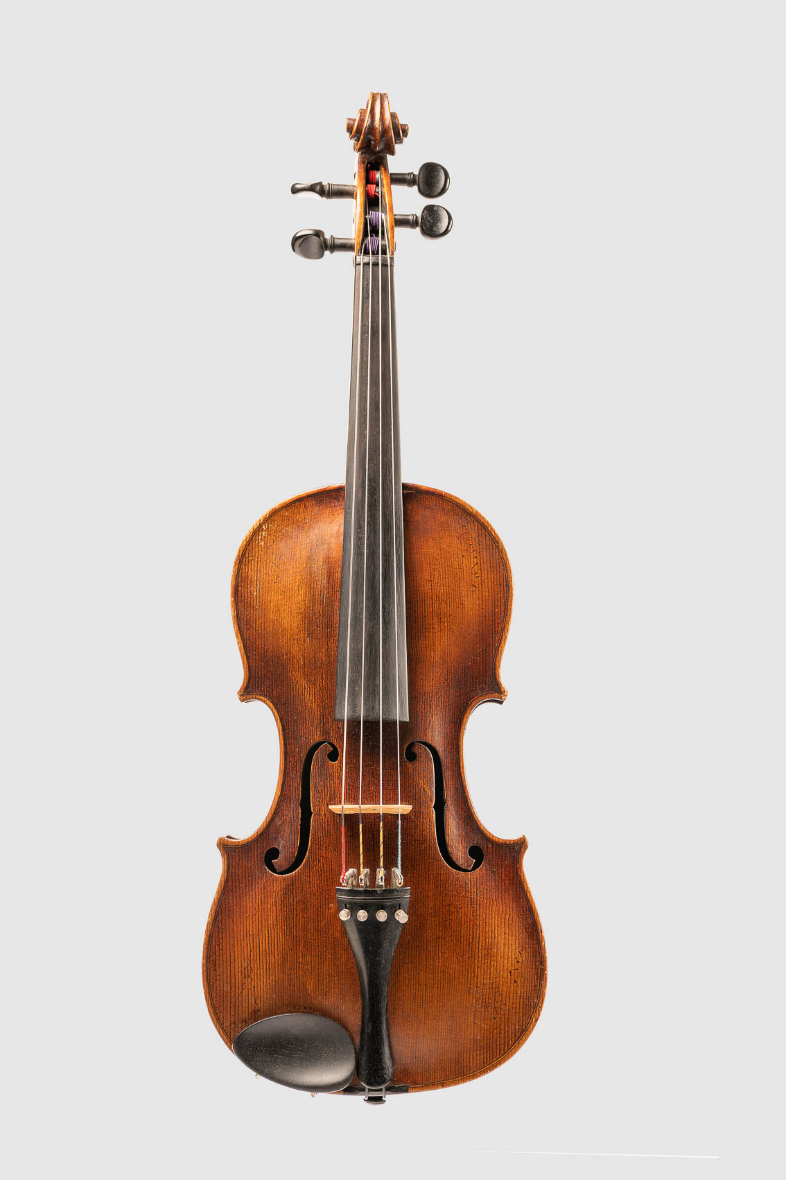 Geige bzw. Bratsche, Streichinstrumentes von vorne. Freisteller, Packshoot.