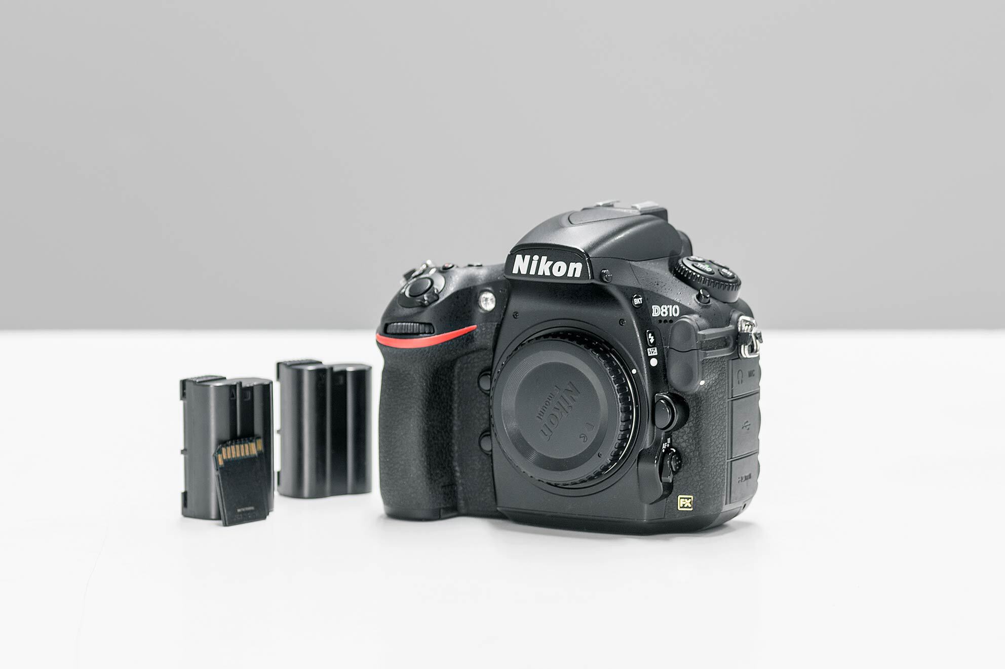 Rent der Nikon D810, ggf mit diversen Festbrennweiten. Zu haben in Köln.