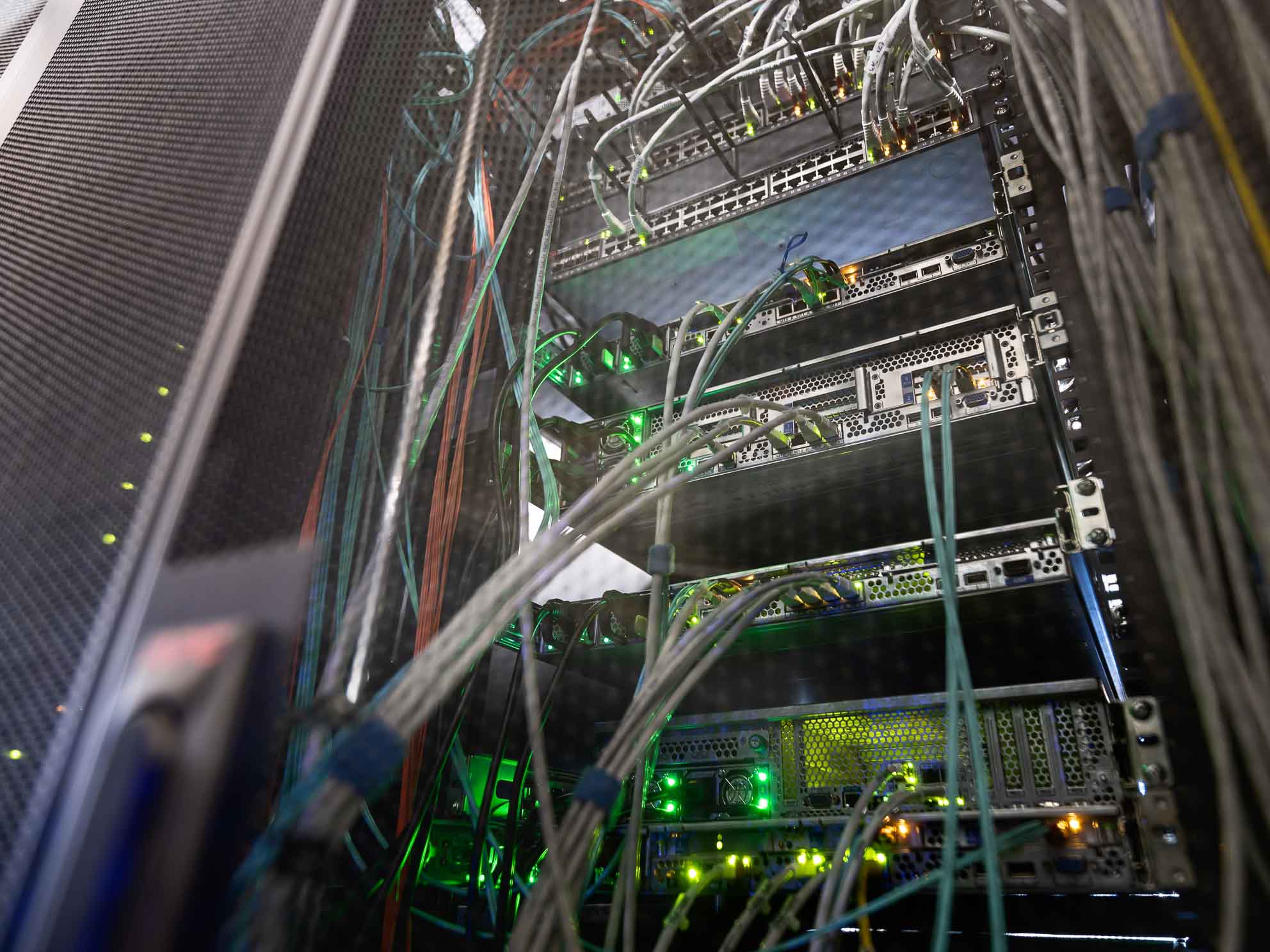 Rack für Server in einem Rechenzentrum mit Kabeln und Kontrollleuchten.