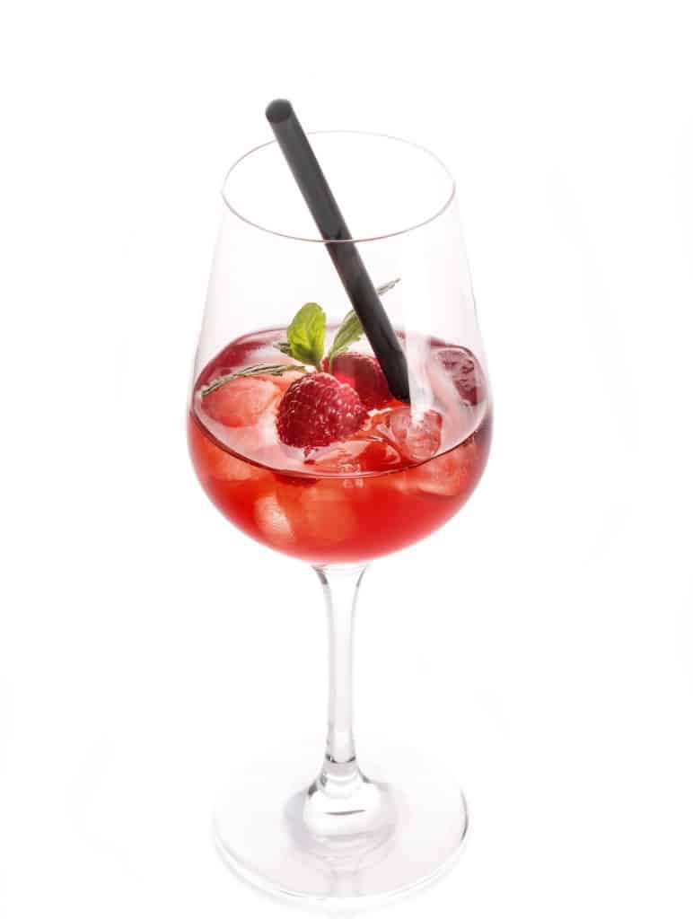 Glas mit alkohlischem Getränk, mit Erdbeere