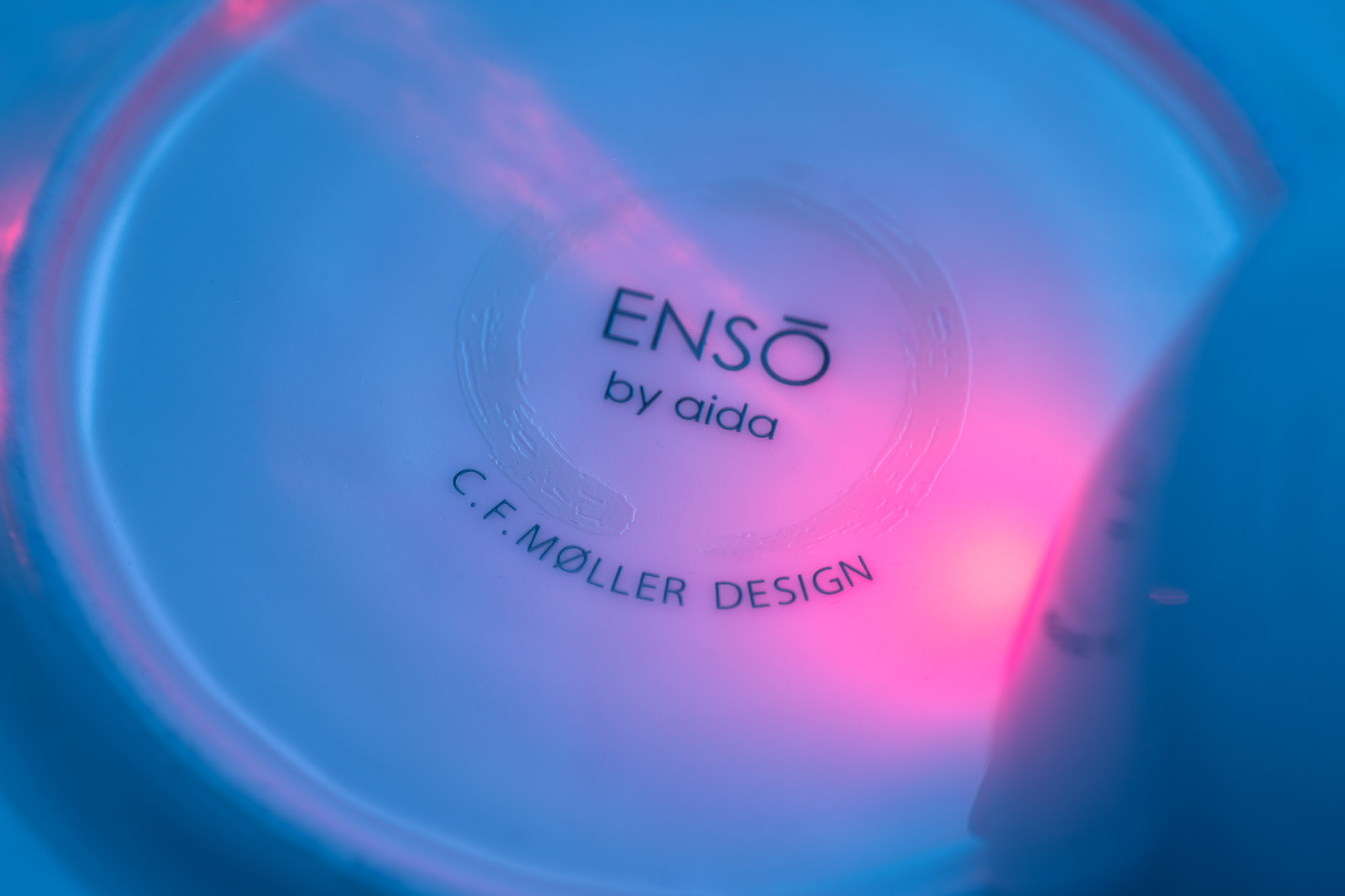 Espressotasse mit blauem Licht und laser fotografiert und gefilmt