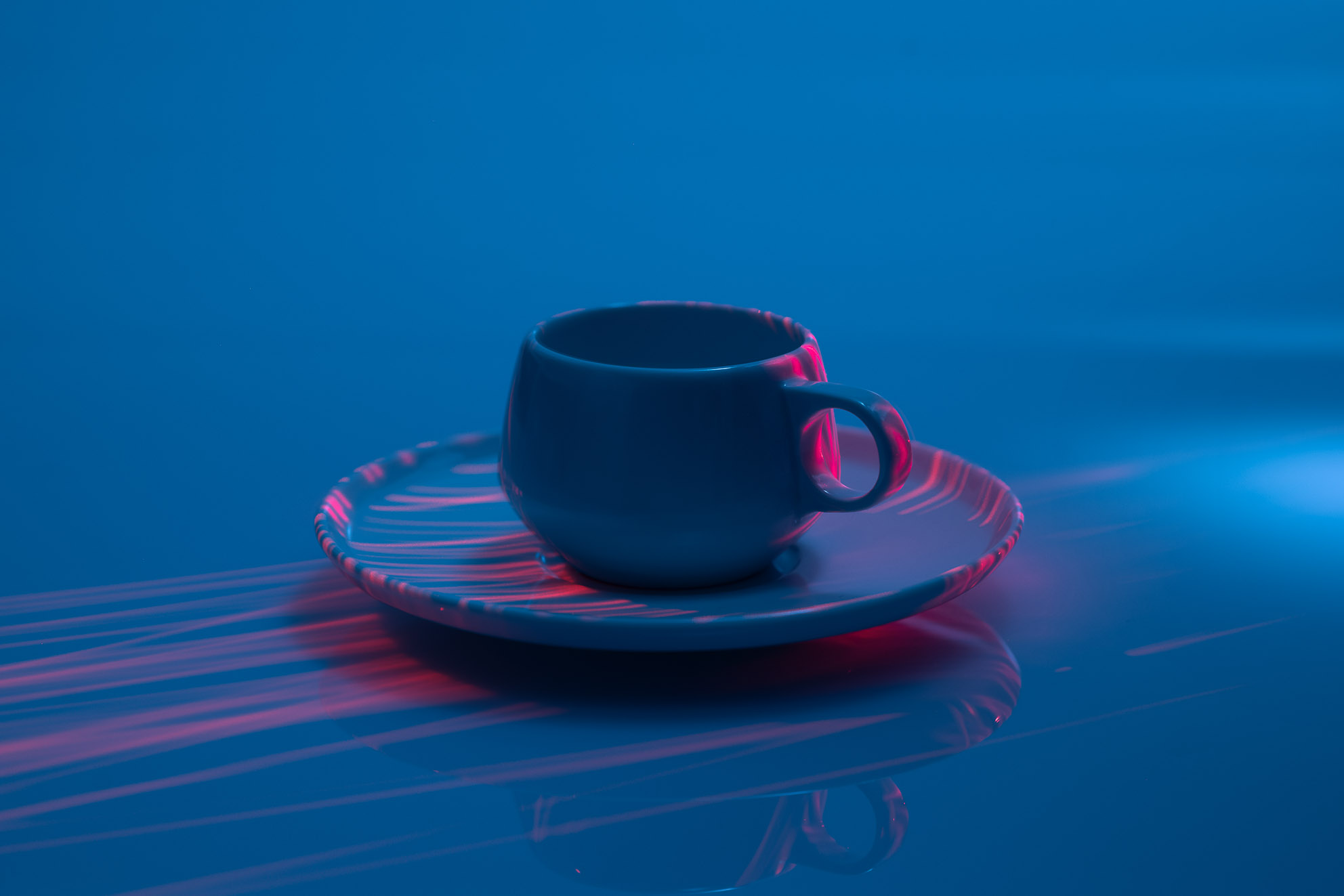 Espressotasse mit blauem Licht und laser fotografiert und gefilmt