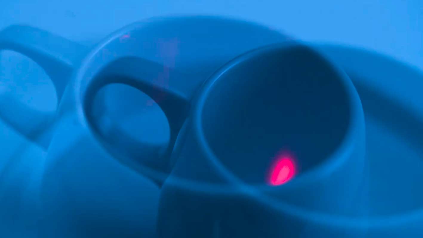 Espressotasse mit blauen und lila farbenden Licht -Produkffilm mit Laser