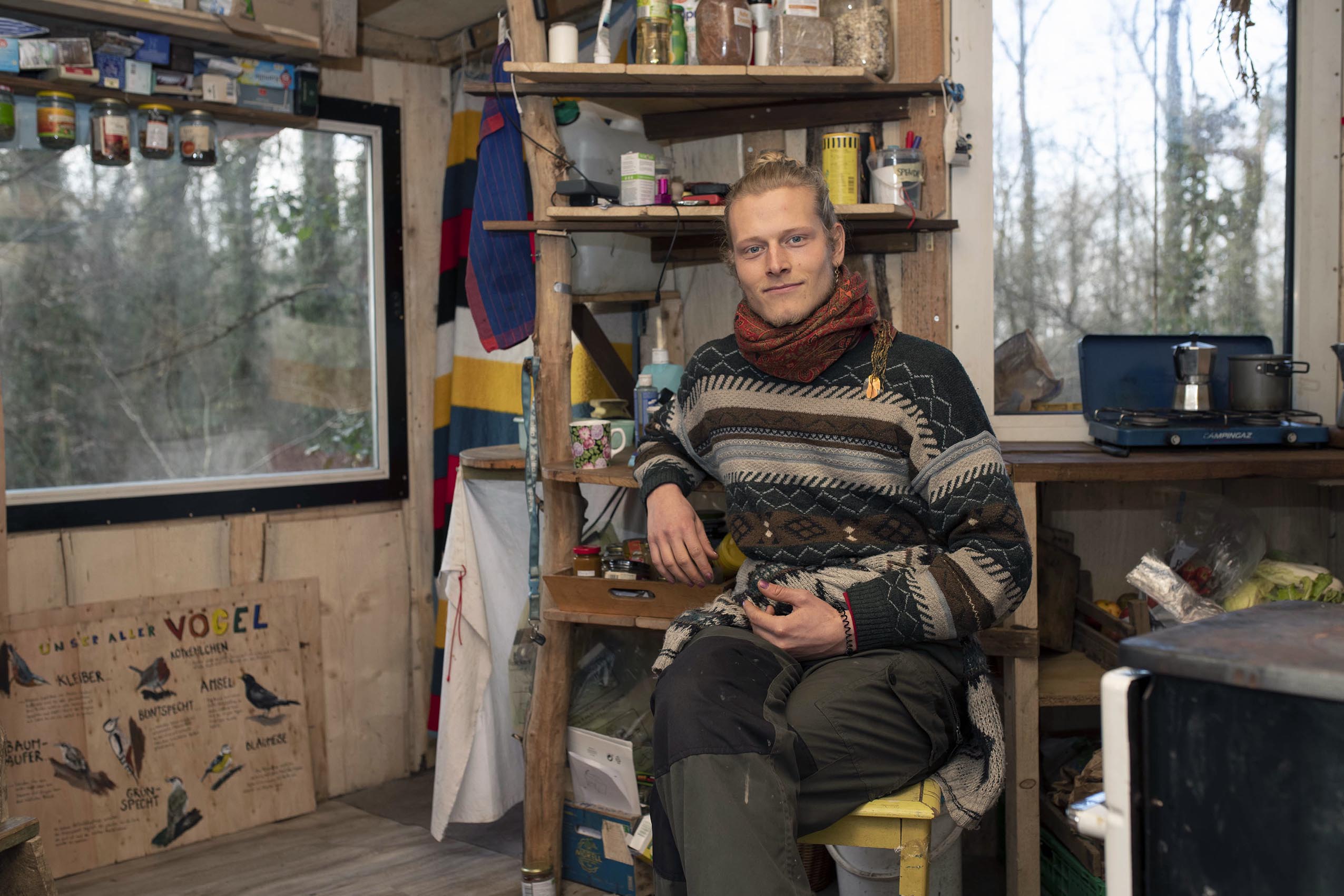 Portrait der Klimaaktivist*innen vor Ort im Baumhaus.