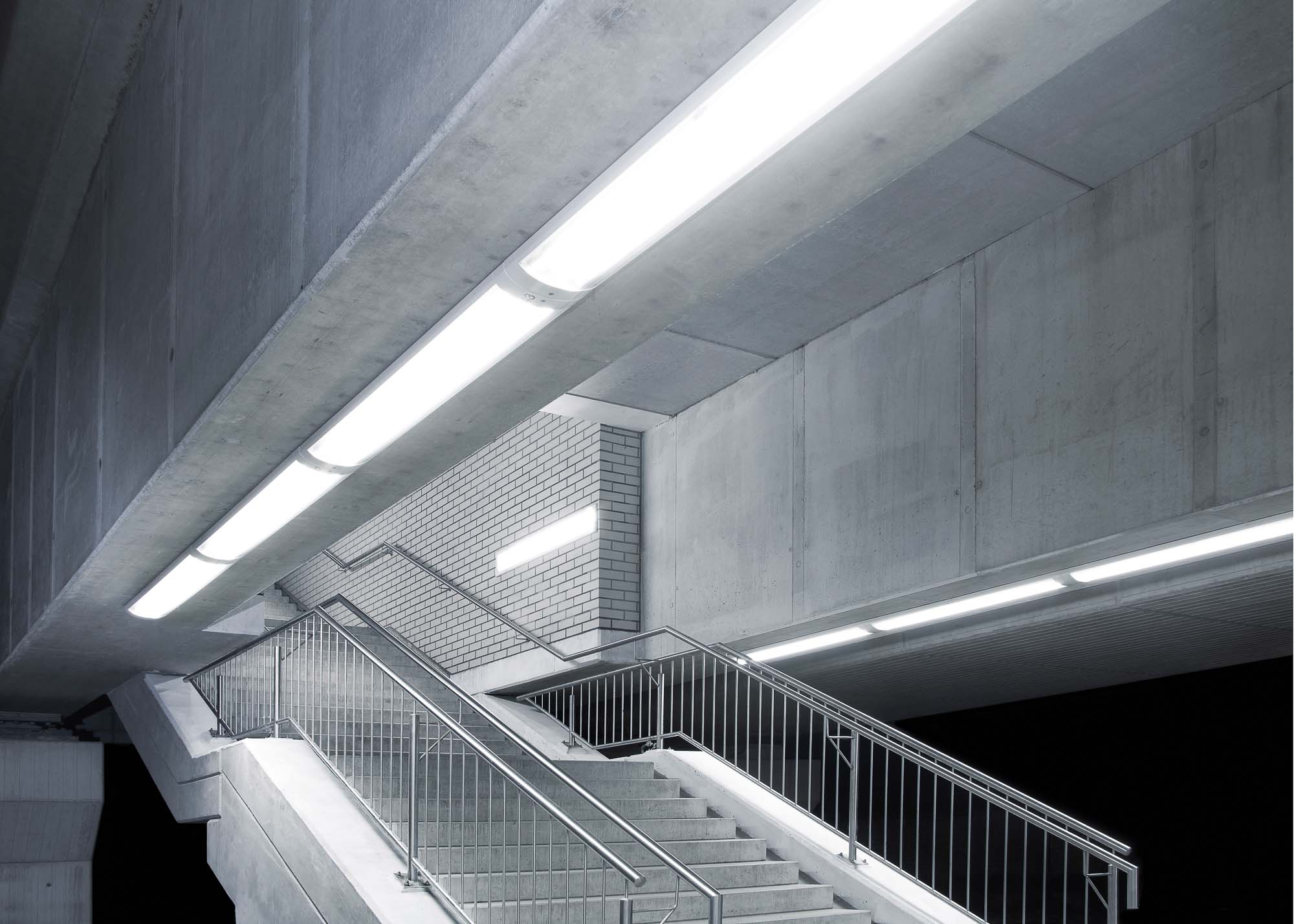 Die Treppe am Bahnhof-Kupferdreh unter Neonlicht mit viel Beton