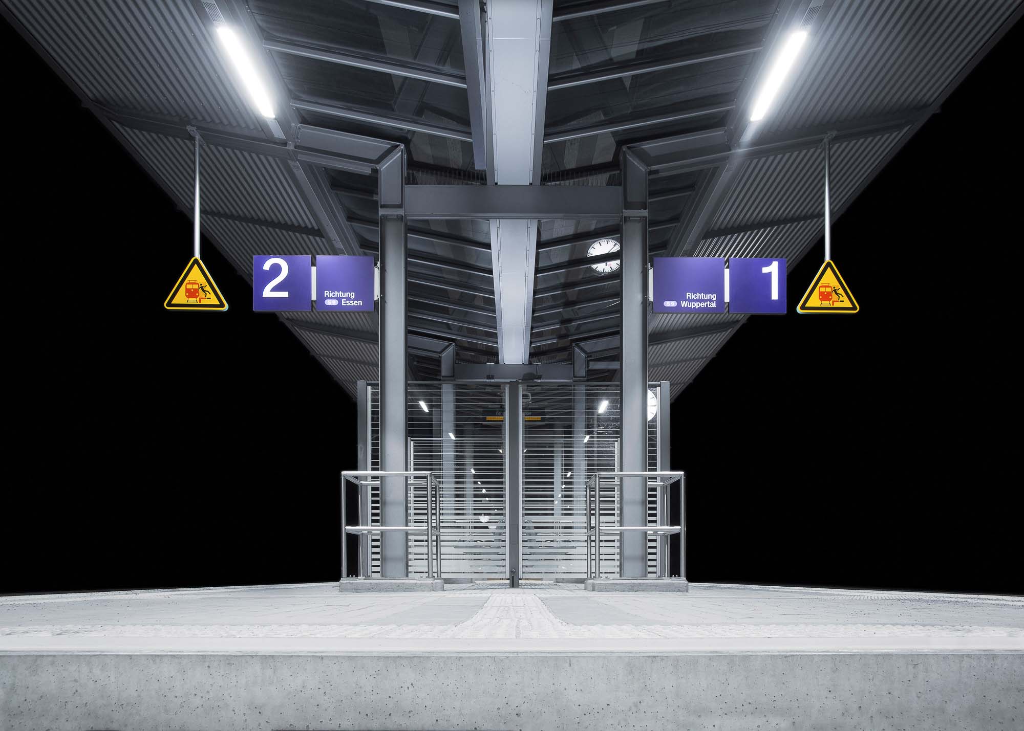 Bahnhof-Kupferdreh unter Neonlicht mit viel Beton