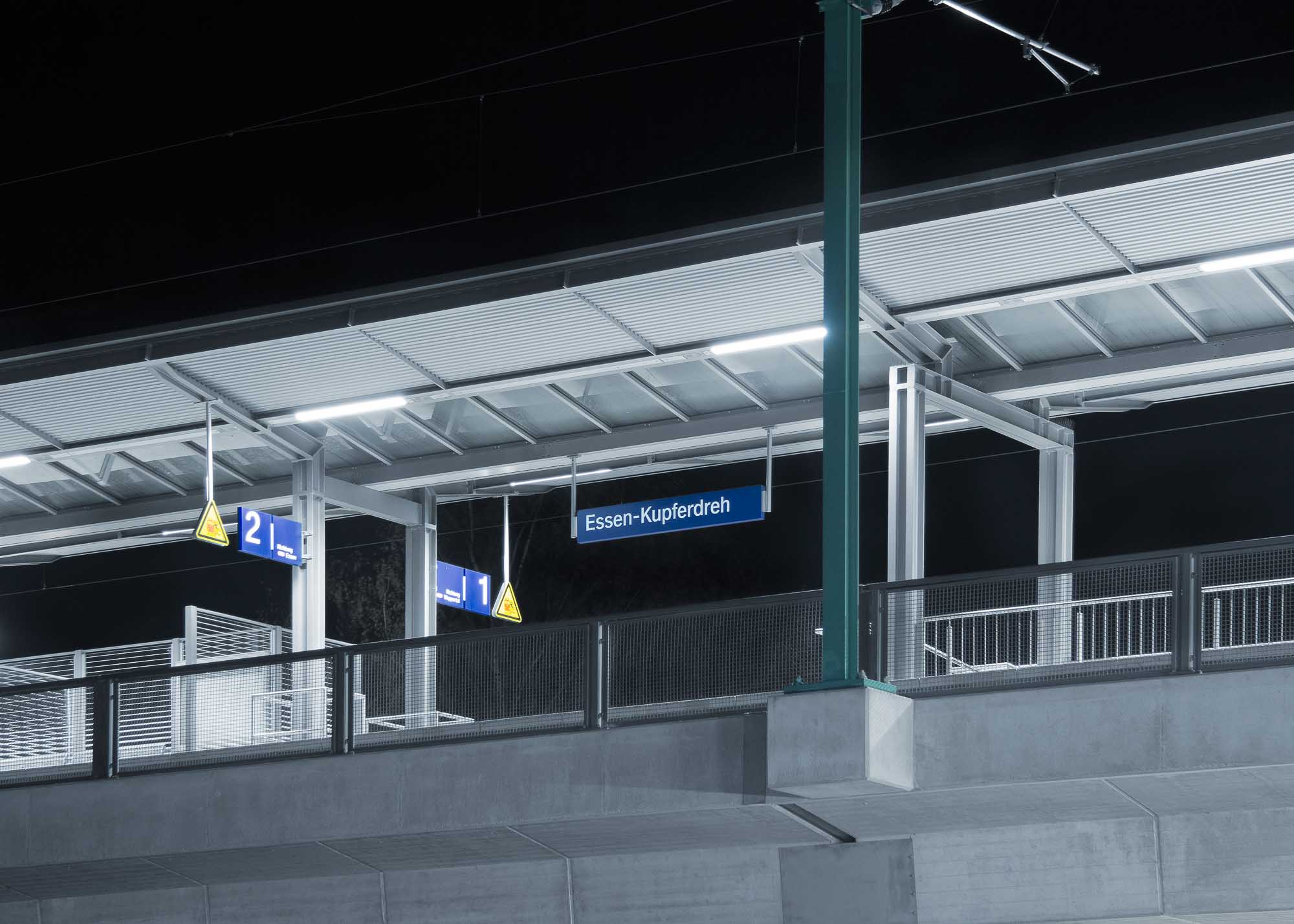 Bahnhof-Kupferdreh unter Neonlicht mit viel Beton