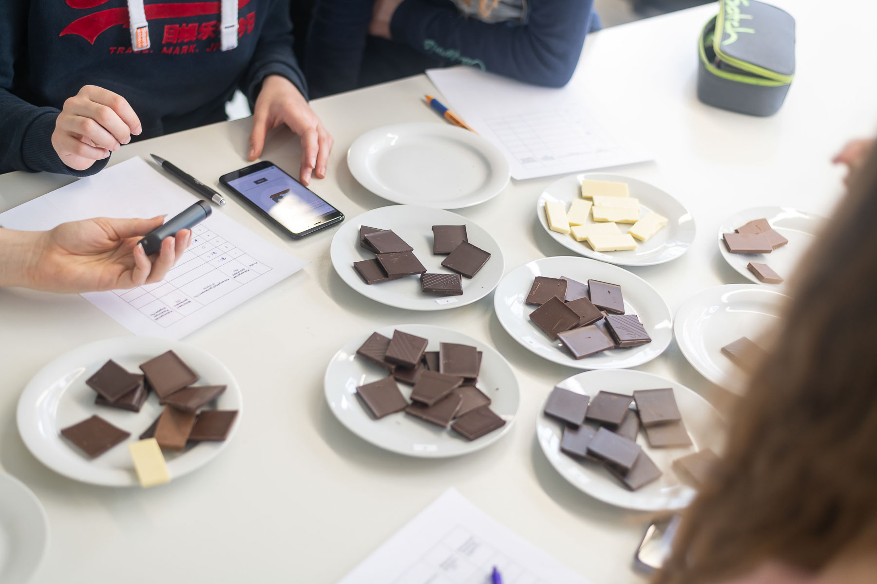 Schokolade testen am Studiengang Ernährungswissenschaften: Girlsday an einer Hochschule bei dem die Schülerinnen verschiedene Angebote wahrnehmen.