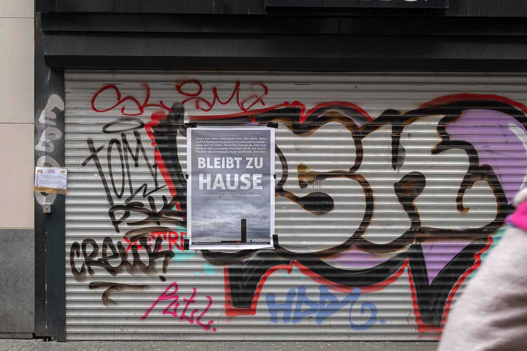 Plakat zum Aufruf Zu Hause zu bleiben. Angeklept in der Kölner Innenstadt.