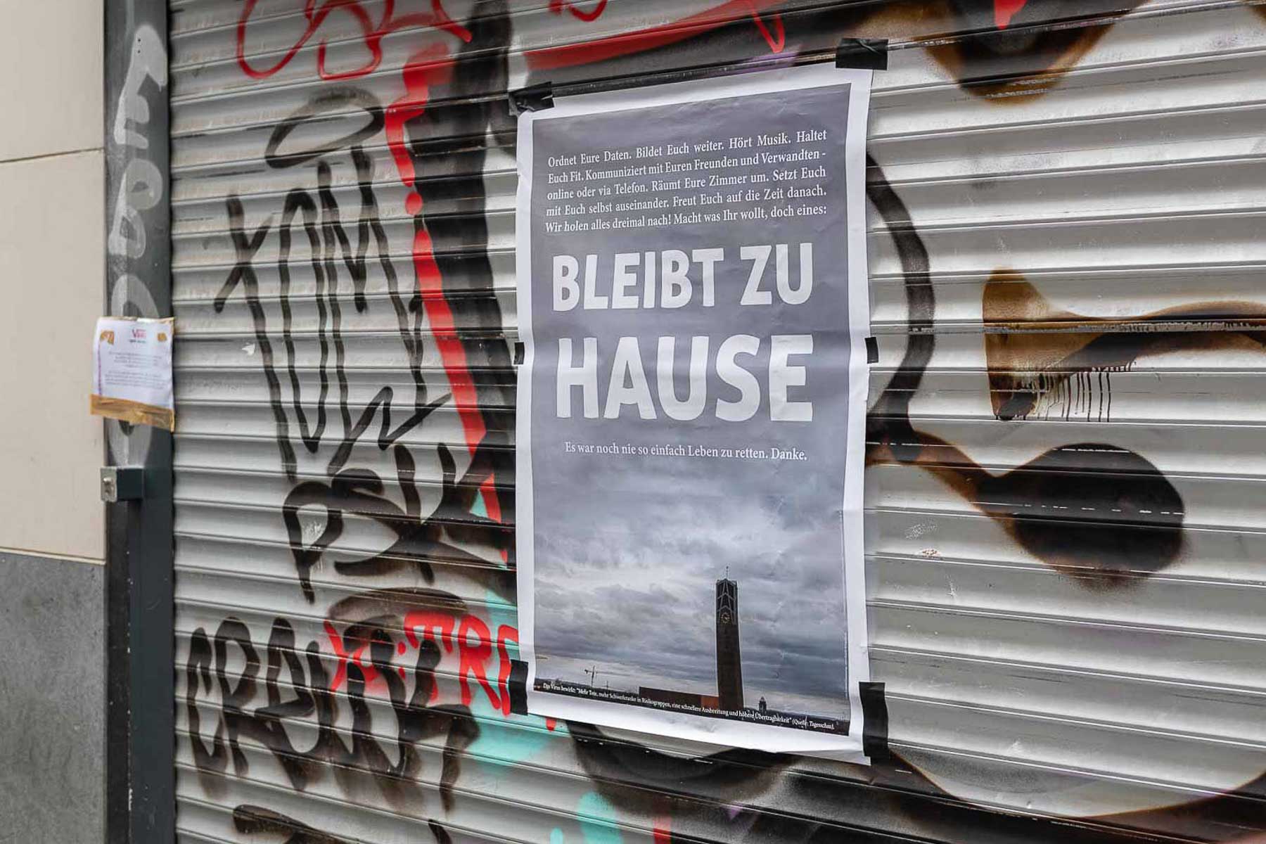 Plakat zum Aufruf Zu Hause zu bleiben. Angeklept in der Kölner Innenstadt.
