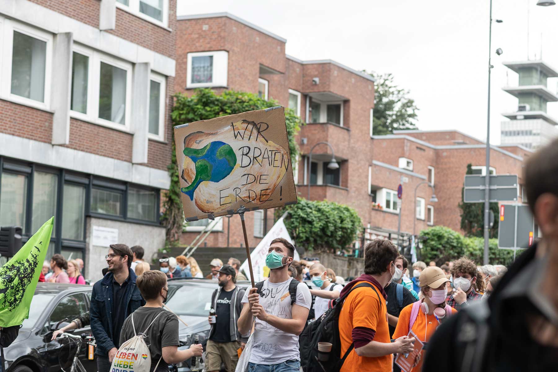 Schild beim Klimastreik von Fridays for Future. Rechtsrheinisch, Klimastreik von Fridays for Future in Köln. Schilder mit Botschaften werden gezeigt.