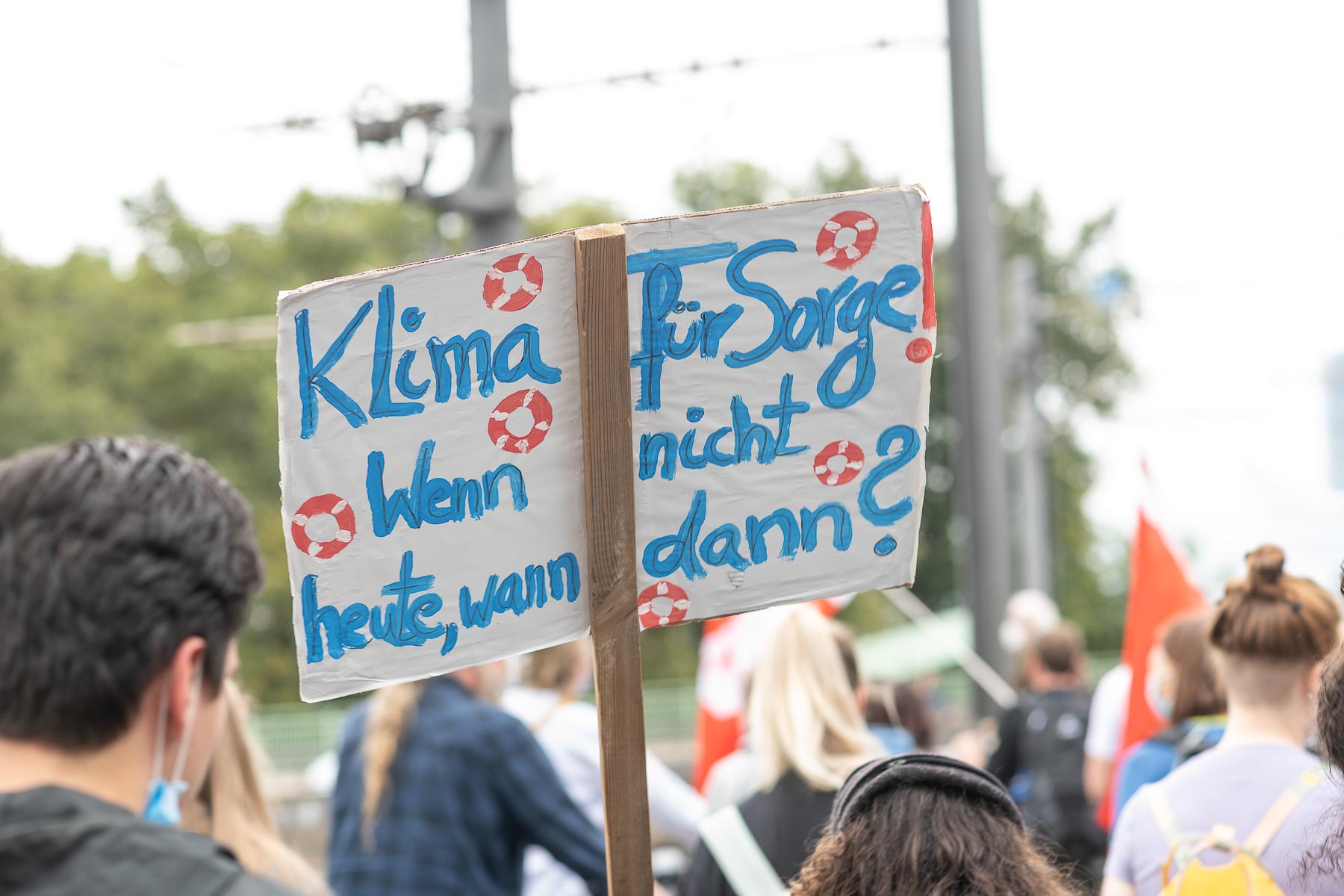 Rechtsrheinisch, Klimastreik von Fridays for Future in Köln. Schilder mit Botschaften werden gezeigt.