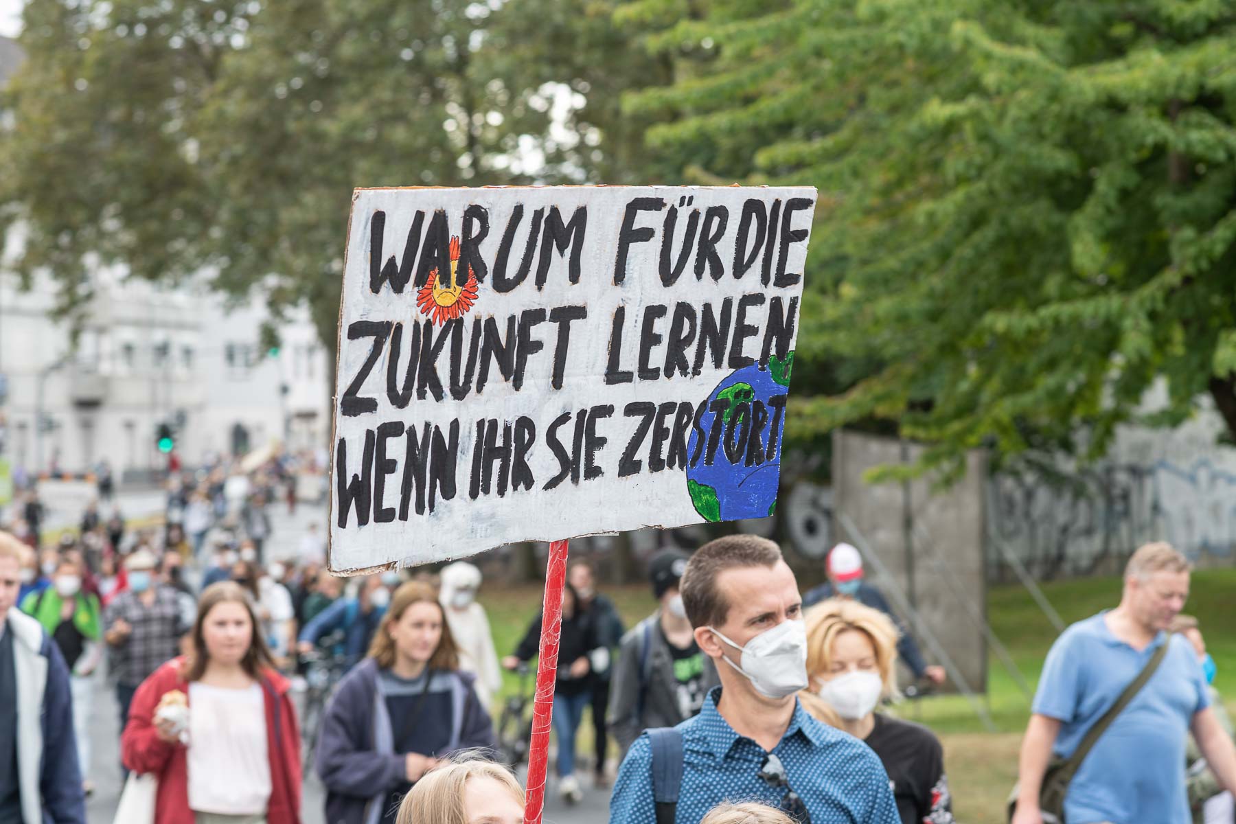 Rechtsrheinisch, Klimastreik von Fridays for Future in Köln. Schilder mit Botschaften werden gezeigt.