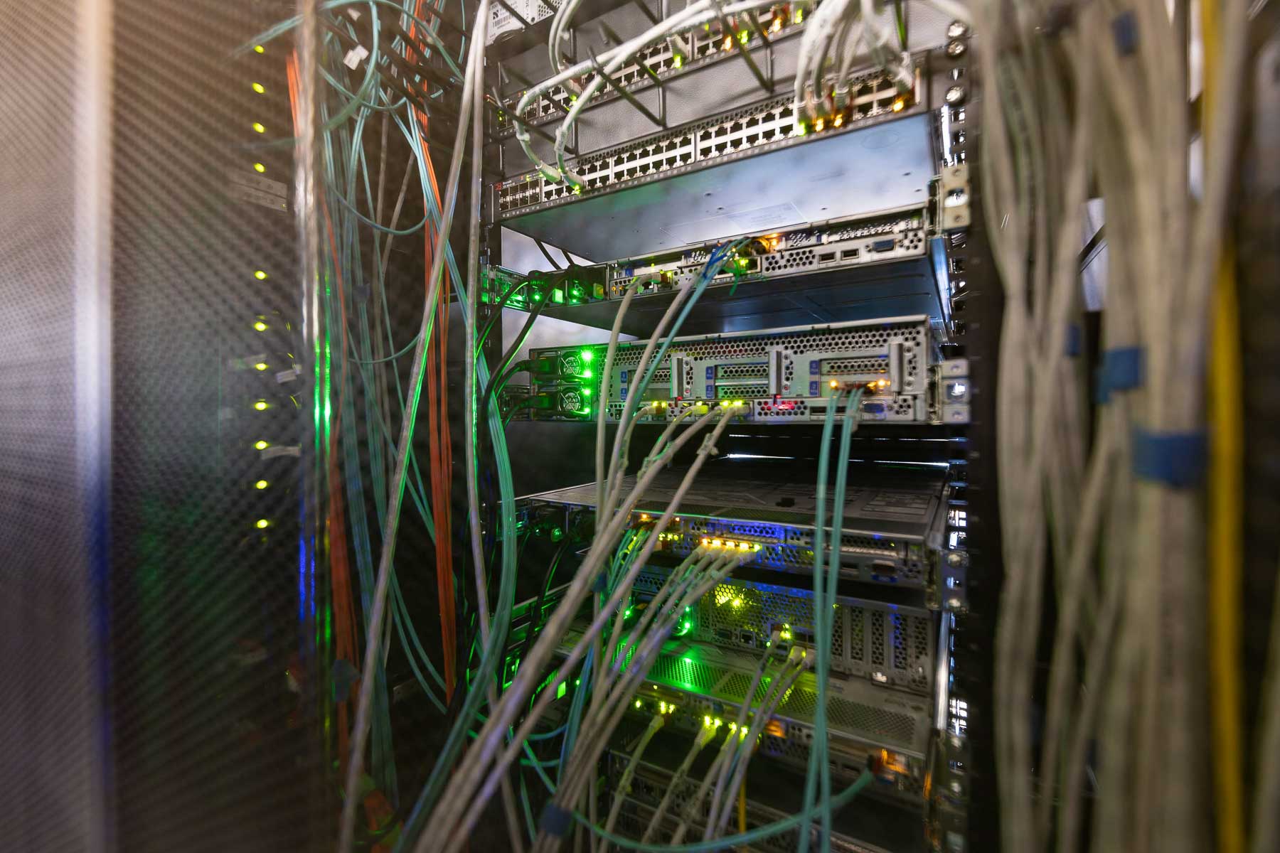 Rack für Server in einem Rechenzentrum mit Kabeln und Kontrollleuchten.