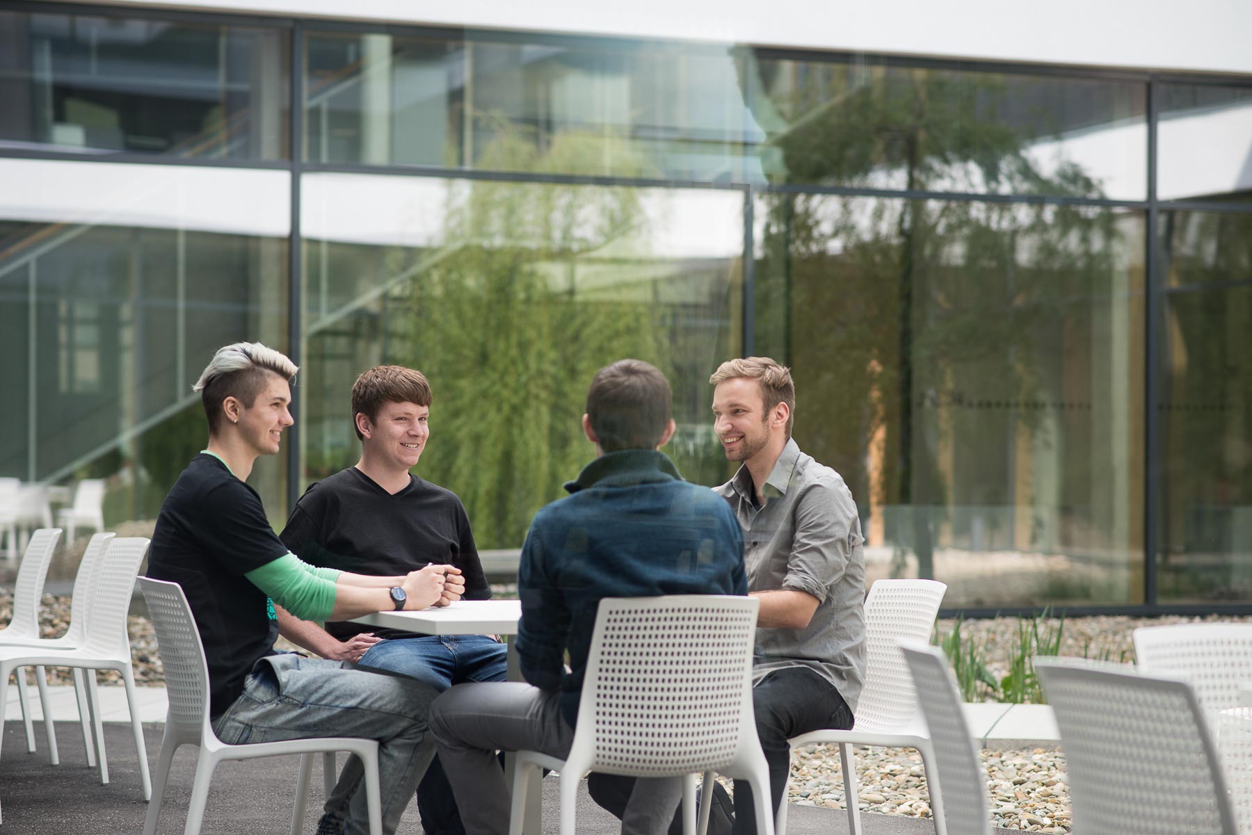 Studenten in der Pause in der Hochschule, Draussen im Hof.